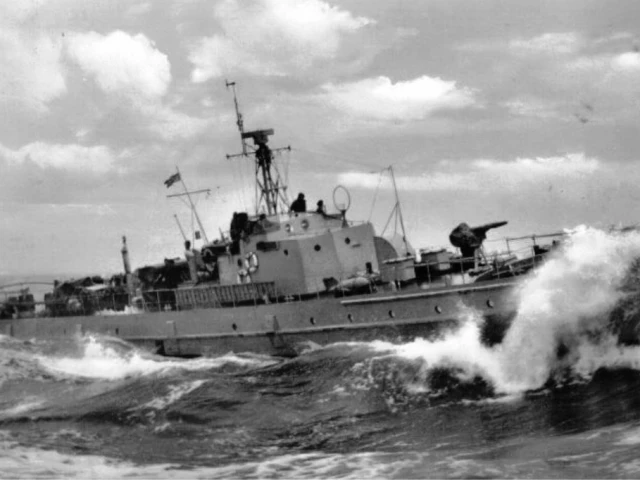 Raumboot (minesweeper) intercepting Irish Lass